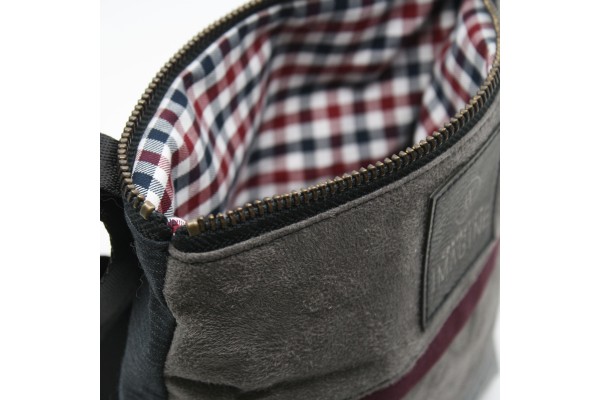 La Mini | Petit sac à main en suédine grise et petite touche de velours rose avec fond gris